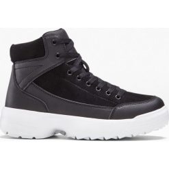 Sneakersy na podeszwie platformie bonprix czarny. Czarne buty sportowe damskie bonprix. Za 129,99 zł.