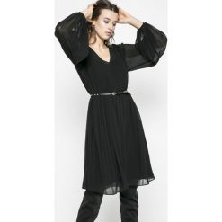 Pepe Jeans - Sukienka. Czarne sukienki damskie Pepe Jeans, na co dzień, l, w paski, z poliesteru, casualowe, bez kołnierzyka, z długim rękawem, długie, midi, rozkloszowane. W wyprzedaży za 169,90 zł.