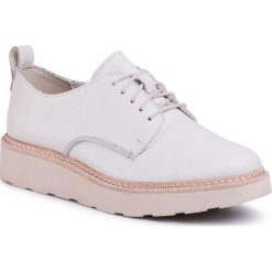 Oxfordy CLARKS - Trace Walk 261502234 White Leather. Białe półbuty damskie Clarks, bez obcasa, na płaskiej podeszwie, bez zapięcia. W wyprzedaży za 389,00 zł.