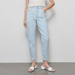 Jeansy mom slim - Niebieski. Niebieskie jeansy damskie Reserved. W wyprzedaży za 59,99 zł.