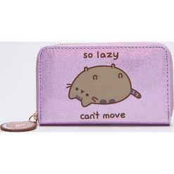 Portfel Pusheen - Różowy. Różowe portfele damskie Sinsay, bez wzorów. Za 29,99 zł.