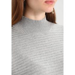 Swetry klasyczne damskie: b.young MIRIAM Sweter light grey mel.