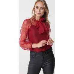 Bordowa Bluzka Livaudais. Czerwone bluzki damskie Born2be, s, bez wzorów, z tkaniny, eleganckie, ze stójką, z długim rękawem. Za 79,99 zł.