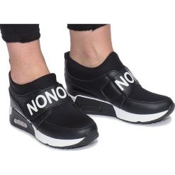Czarne sportowe trampki na koturnie Monon. Czarne trampki i tenisówki damskie ButyModne, z napisami, na rzepy. Za 68,50 zł.