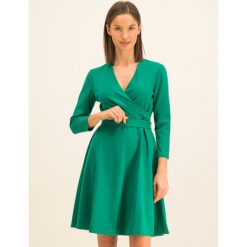 Sukienka koktajlowa DKNY DD9JX224. Zielone sukienki damskie DKNY, bez wzorów, z elastanu, wizytowe, bez kołnierzyka, bez rękawów. W wyprzedaży za 469,00 zł.