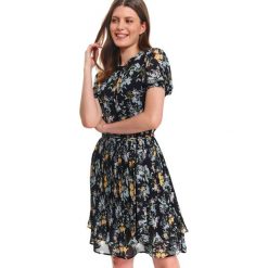 Plisowana sukienka w kwiaty. Czarne sukienki damskie Top Secret, na co dzień, na jesień, w kwiaty, biznesowe, ze stójką, z krótkim rękawem, krótkie, mini. Za 159,99 zł.