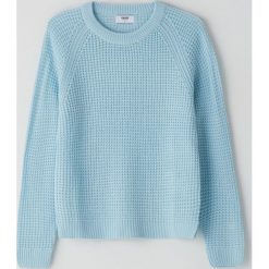 Sweter o klasycznym kroju -. Swetry damskie Cropp, s, bez wzorów, klasyczne, bez rękawów, bez kaptura. Za 59,99 zł.