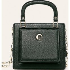 Tommy Hilfiger - Torebka. Czarne listonoszki damskie TOMMY HILFIGER, w paski, ze skóry ekologicznej, na ramię, małe, bez dodatków. W wyprzedaży za 429,90 zł.