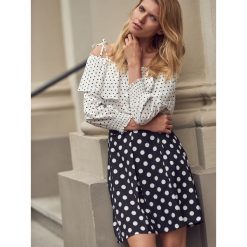 Spódnica w kropki. Czarne spódniczki damskie Top Secret, na lato, w grochy, eleganckie, rozkloszowane. W wyprzedaży za 64,99 zł.