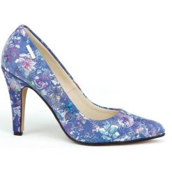 Szpilki - skóra naturalna - model 035 - kolor niebieskie kwiaty. Niebieskie czółenka damskie Zapato, na imprezę, z nadrukiem, ze skóry, eleganckie, na wysokim obcasie, na obcasie, bez zapięcia. W wyprzedaży za 179,40 zł.