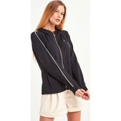 BLUZA LIU JO SPORT. Żółte bluzy sportowe damskie Liu Jo Sport, s, z haftami, z elastanu, bez rękawów, z kapturem. Za 689,00 zł.