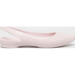 Crocs - Baleriny. Różowe baleriny damskie Crocs, bez wzorów, z gumy, bez obcasa. W wyprzedaży za 119,90 zł.