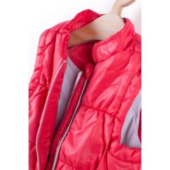 Coccodrillo - Bezrękawnik dziecięcy 92-116 cm. Czerwone kurtki dziewczęce przeciwdeszczowe marki HUG ME, z poliesteru. W wyprzedaży za 79,90 zł.