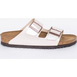 Birkenstock - Klapki Arizona Bs. Białe klapki damskie Birkenstock, bez wzorów, ze skóry, bez obcasa, na obcasie. W wyprzedaży za 249,90 zł.