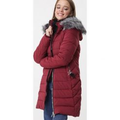 Bordowa Kurtka Tyseley. Czerwone kurtki damskie Born2be, na zimę, s, z aplikacjami, z tkaniny, eleganckie, z kapturem. Za 239,99 zł.