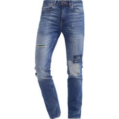 New Look Jeansy Slim Fit blue. Niebieskie jeansy męskie relaxed fit marki New Look, z bawełny. W wyprzedaży za 141,75 zł.