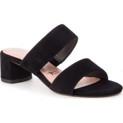 Klapki TAMARIS - 1-27264-32 Black 001. Czarne klapki damskie Tamaris, bez wzorów, ze skóry, bez obcasa, na obcasie. W wyprzedaży za 159,00 zł.