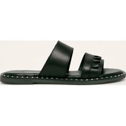 Tamaris - Klapki skórzane. Czarne klapki damskie Tamaris, bez wzorów, ze skóry, bez obcasa, na obcasie. Za 229,90 zł.