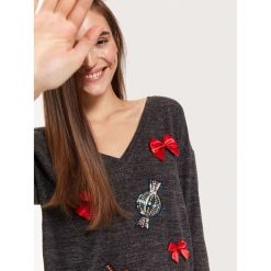 Świąteczny sweter z ozdobną aplikacją. Szare swetry damskie Top Secret, na lato, z aplikacjami, z dzianiny, wizytowe, bez rękawów, bez kaptura. W wyprzedaży za 59,99 zł.