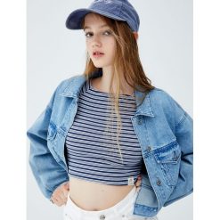 Prążkowany top z dekoltem z odkrytymi ramionami w paseczki. Niebieskie koszulki damskie Pull&Bear, bez wzorów, prążkowane, bez kołnierzyka, bez rękawów. Za 49,90 zł.