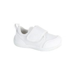 Buty do gimnastyki 100 I LEARN FIRST. Białe buciki niemowlęce DOMYOS, z poliesteru, bez zapięcia. Za 34,99 zł.