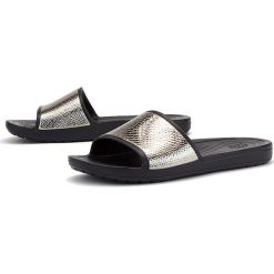 CROCS SLOANE METALLIC TEXTURE SLIDE > 205737-0FG. Klapki damskie Crocs, bez wzorów, bez obcasa. W wyprzedaży za 119,99 zł.