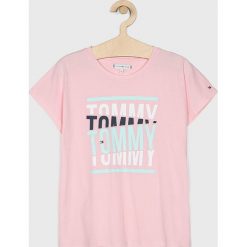 Tommy Hilfiger - Top dziecięcy 128-176 cm. Różowe bluzki dziewczęce TOMMY HILFIGER, z nadrukiem, z bawełny, z okrągłym kołnierzem, z krótkim rękawem, krótkie, bez kaptura. Za 159,90 zł.