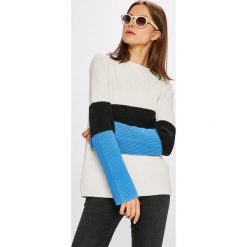 Calvin Klein Jeans - Sweter. Białe swetry klasyczne damskie marki Calvin Klein Jeans, s, z bawełny, z okrągłym kołnierzem. W wyprzedaży za 399,90 zł.