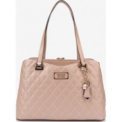 Guess Lola Torebka Różowy. Różowe torebki klasyczne damskie Guess, z aplikacjami, z materiału, bez dodatków. Za 667,95 zł.