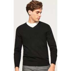 Sweter z dekoltem w serek - Czarny. Czarne swetry klasyczne męskie marki Reserved, l, z dekoltem w serek. Za 99,99 zł.
