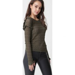 Oliwkowa Bluzka Skycrest. Zielone bluzki damskie Born2be, s, bez wzorów, eleganckie, z okrągłym kołnierzem, z długim rękawem. Za 99,99 zł.