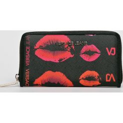 Versace Jeans - Portfel. Czarne portfele damskie Versace Jeans, bez wzorów, z poliesteru. Za 339,90 zł.