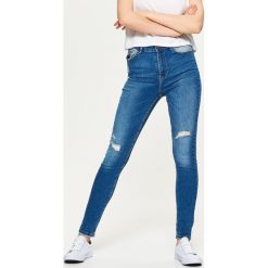 Jeansy slim fit - Niebieski. Niebieskie jeansy damskie marki Cropp. W wyprzedaży za 59,99 zł.