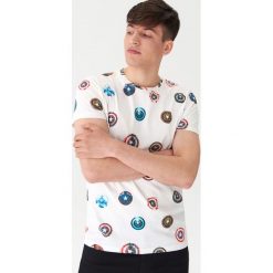 T-shirt Kapitan Ameryka - Kremowy. Białe t-shirty męskie House, s, bez wzorów, bez kołnierzyka. Za 59,99 zł.