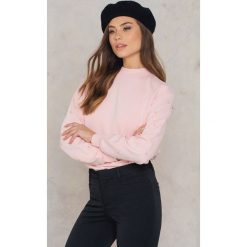 Bluzy damskie: NA-KD Bluza z rękawem ze sztucznymi perłami – Pink