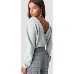 Swetry klasyczne damskie: NA-KD Trend Dzianinowy sweter z kopertowym tyłem - Grey