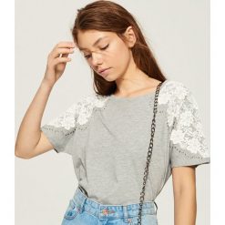T-shirt z aplikacją na rękawach - Jasny szar. Szare t-shirty damskie marki Sinsay, l, z aplikacjami. W wyprzedaży za 19,99 zł.