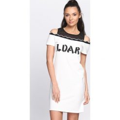 Biała Sukienka LDAR. Białe sukienki mini damskie marki Born2be, na imprezę, na lato, s, z nadrukiem, z okrągłym kołnierzem, z krótkim rękawem, krótkie. Za 24,99 zł.