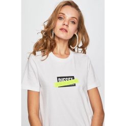 Diesel - Top. Białe bluzki z odkrytymi ramionami marki Diesel, s, z nadrukiem, z bawełny, z okrągłym kołnierzem. Za 239,90 zł.