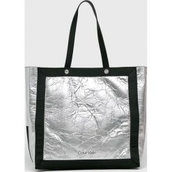 Calvin Klein - Torebka. Szare torby damskie na zakupy marki Calvin Klein, ze skóry ekologicznej, na ramię, duże. Za 599,90 zł.