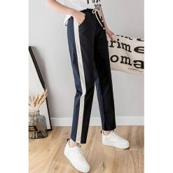 Spodnie sportowe DJELLY NAVY. Niebieskie spodnie sportowe damskie IVET, bez wzorów. W wyprzedaży za 59,00 zł.