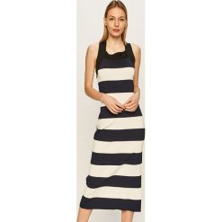 Lacoste - Sukienka. Niebieskie sukienki damskie Lacoste, na co dzień, bez wzorów, z wiskozy, casualowe, z okrągłym kołnierzem, bez rękawów, midi, proste. W wyprzedaży za 599,90 zł.