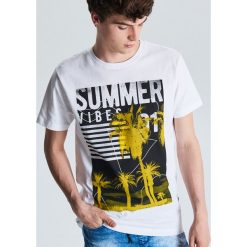 Koszulka Summer Vibes - Biały. Białe koszulki męskie Cropp, s, bez wzorów, bez kołnierzyka, bez rękawów. Za 39,99 zł.