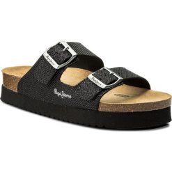 Klapki PEPE JEANS - Oban Blim PLS90327 Black 999. Czarne klapki damskie Pepe Jeans, bez wzorów, z jeansu, bez obcasa. W wyprzedaży za 179,00 zł.