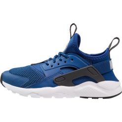 Nike Sportswear HUARACHE RUN ULTRA (PS) Tenisówki i Trampki gym blue/white/dark grey/wolf grey. Niebieskie trampki męskie Nike Sportswear, z tworzywa sztucznego. Za 359,00 zł.