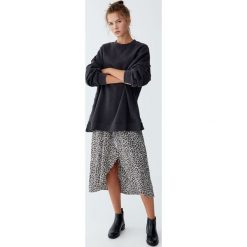 Gładka bluza z overlockiem. Szare bluzy damskie Pull&Bear, bez wzorów, bez rękawów, bez kaptura. Za 99,90 zł.