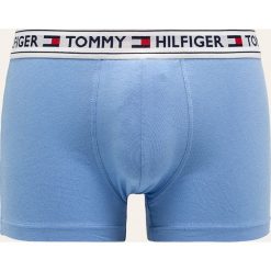 Tommy Hilfiger - Bokserki. Niebieskie bokserki męskie TOMMY HILFIGER, z nadrukiem, z dzianiny. W wyprzedaży za 89,90 zł.