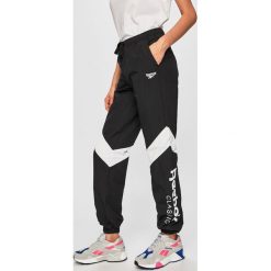 Reebok Classic - Spodnie. Czarne spodnie damskie Reebok Classic, s, bez wzorów, z poliesteru, casualowe. W wyprzedaży za 199,90 zł.