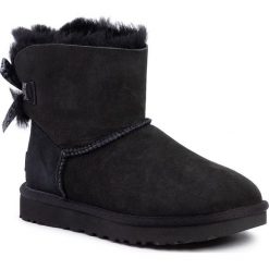 Buty UGG - W Mini Bailey Bow II Exotic 1102972 Blk. Czarne kozaki damskie Ugg, na imprezę, ze skóry, bez obcasa, bez zapięcia. W wyprzedaży za 449,00 zł.