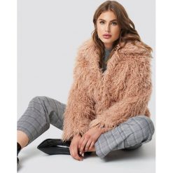 NA-KD Krótka kurtka sztuczne futro - Pink. Różowe kurtki damskie NA-KD, z haftami, z materiału, krótkie, bez kaptura. W wyprzedaży za 113,58 zł.